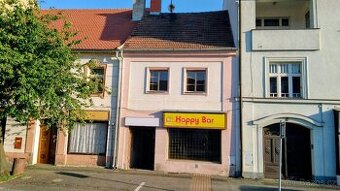 Pronájem domu na náměstí - provozovna + byt 1+1