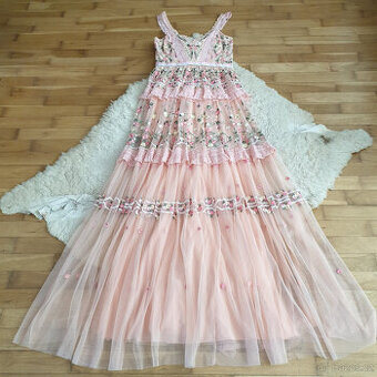 Luxusní merunkové vyšívané šaty