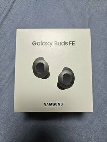 Sluchátka Samsung Galaxy Buds FE v šedém provedení