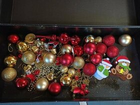 Sada vánočních ozdob, včetně špice na stromeček
