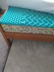 Prodám postel z masivu a kvalitní matraci