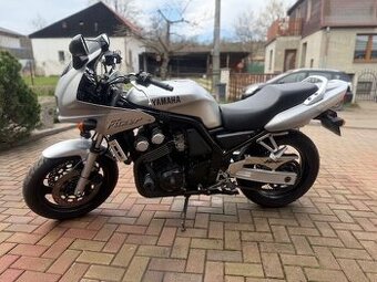 YAMAHA FZS 600
