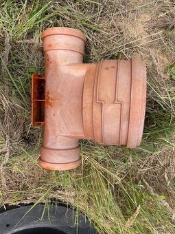 zbytky ze stavby