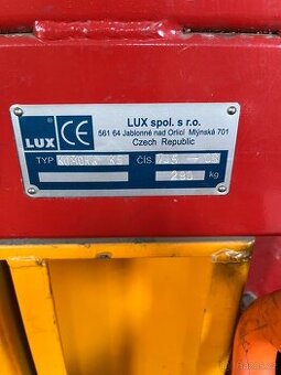 Dvoukomorový balíkovací lis