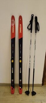 Dětské běžky ATOMIC PRO C1 grip JR s vázáním + běžecké hůlky