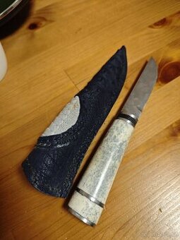 Ručně dělaný nůž .