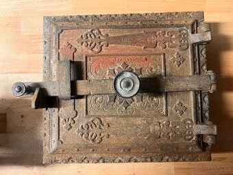 Stará kamnová litinová dvířka