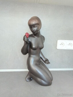 SOŠKA- KLEČÍCÍ PANNA S RŮŽÍ