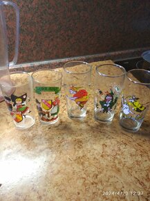 Různé sklenicky, hrnecky