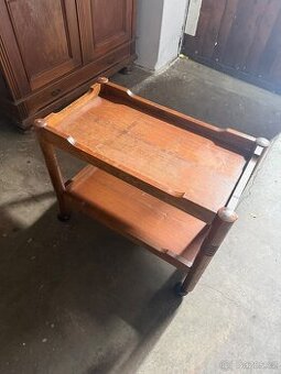 Konferenční stolek s kolečkama