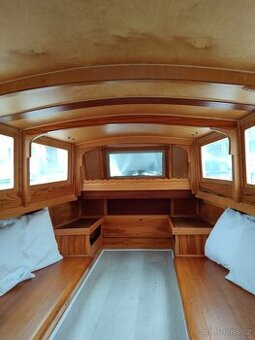 Kajutová loď s motorem