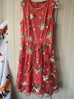 Korálové šaty s květinovou výšivkou