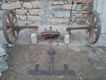 Starožitná řízená náprava s litinovými koly