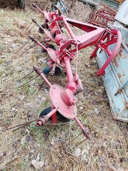 Obraceč sena za traktor