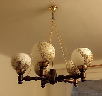 Stylový vintage lustr z masivního dřeva a skla – 5 ramen