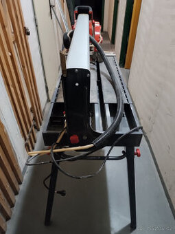 Stolová vodní řezačka