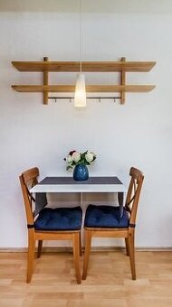 Sklopný stolek na zeď – úspora místa, skvělý stav