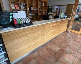 Velký bar - recepce - mramorová deska