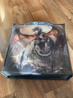 DŘEVĚNÝ POŘADAČ NA KARTY s motivem draka (E-RAPTOR)