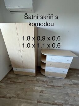 Šatní skříň s komodou