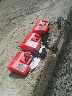 Milwaukee M18 a M12 nabijecka na 120 voltu 1-3 kusy