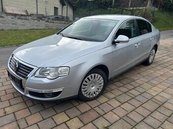 Volkswagen Passat 1.6 FSi 85 kW rok 2007 - dvě sady kol