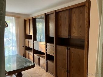 Starší skladná německá obývací stěna