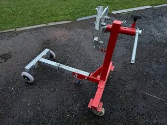 Polohovatelný stojan na motory