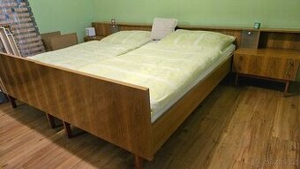 Manželská postel s nočními stolky