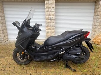 Honda Forza 350, barva šedá, 1. reg 30.3.2023, odpočet DPH