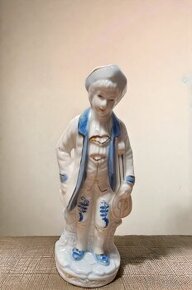 ručně malovaná porcelánová figurka chlapce