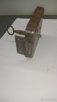 Starožitný krabicový zámek