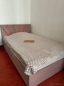 Čalouněná postel s úložným prostorem