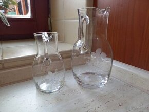 Skleněné džbánky s motivem vína