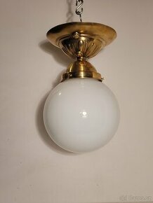 mosazná pěkná stropnice, lustr, širm bílá opálová koule