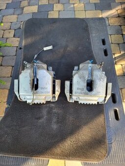 BMW e90 brzdové třmeny