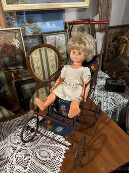 Starý retro kočárek pro panenky kovový rám