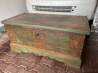 Krásná velká malovaná truhla.