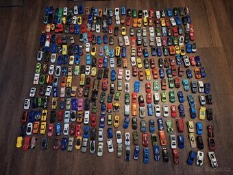Hotwheels a matchbox autíčka - 324 ks