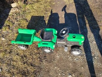 Šlapací traktor s vlekem