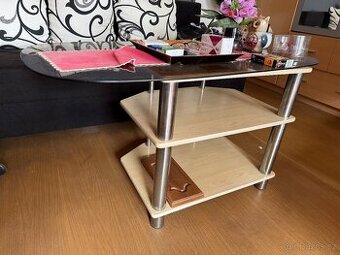 Stolek se skleněnou deskou