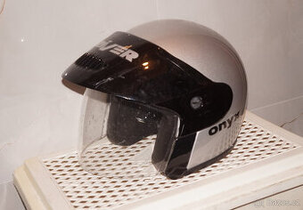 Helma na motorku S/M motocyklová přilba na skůtr 56-57cm.