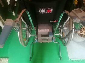Invalidní vozík elektrický s doprovodem.