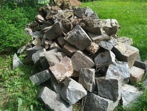 Okrasné kameny na zahradu