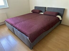 Manželská postel s matracemi a polohovatelnými rošty