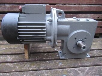ZTS-úhlová elektropřevodovka 380V.0,55kw.86ot.min.