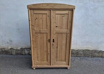 STAROŽITNÁ ŠATNÍ SKŘÍN PO CELKOVÉ RENOVACI