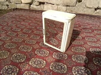 Stará plechová lékárnička