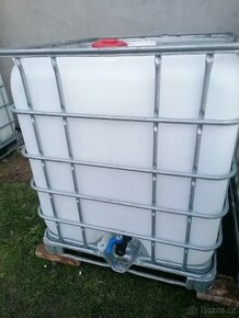 Ibc kontejner 1000 litrů na kovový paletě.