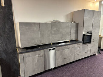 Moderní kuchyňská linka nepoužitá
